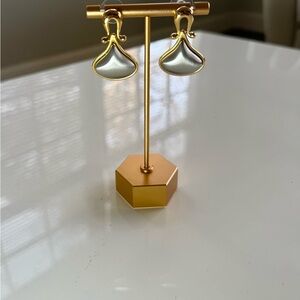 Elegant Gold plated earrings in gold and silver tones. Perfect for any occasion.